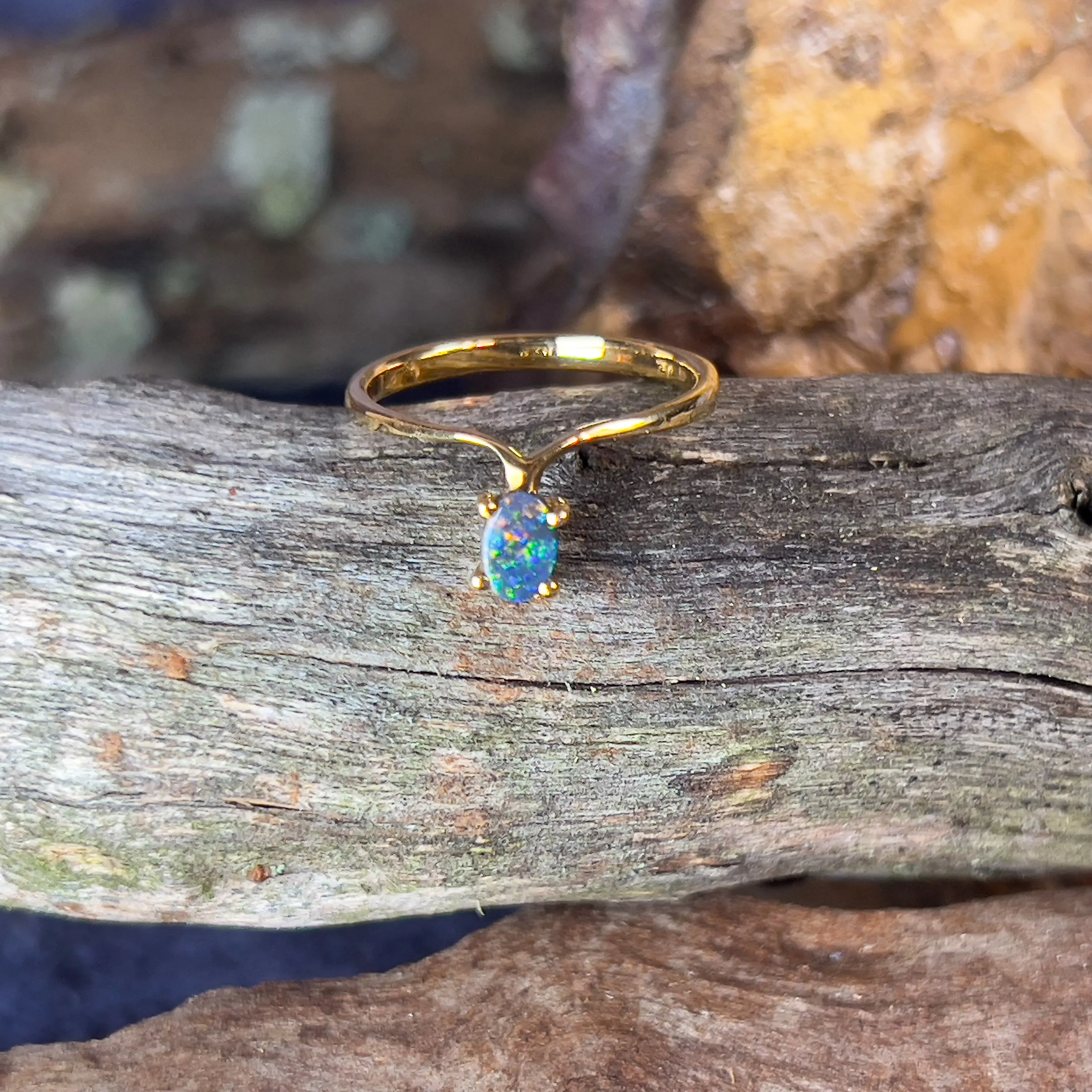 18kt Yellow Gold Black Opal 0.15ct shaped band