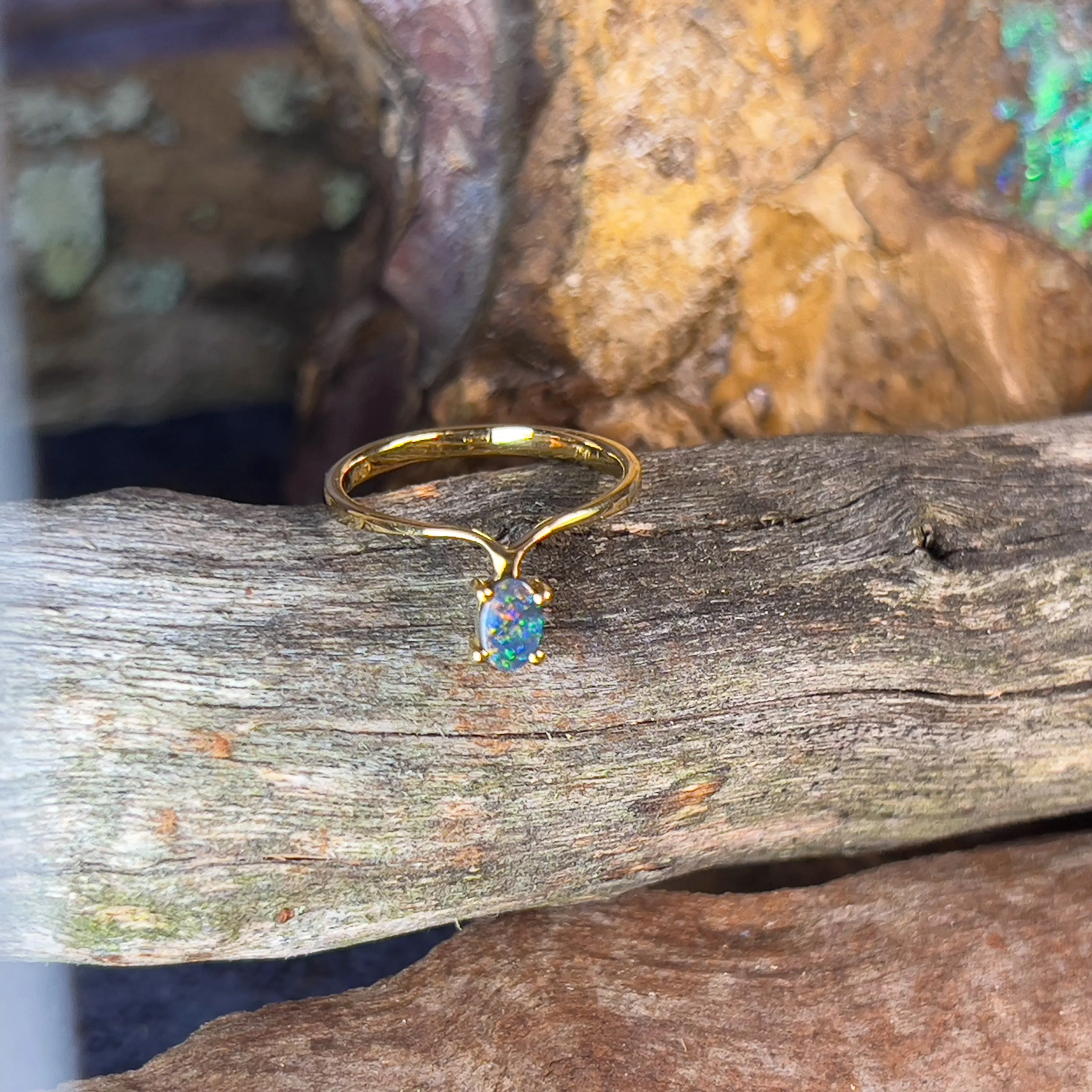18kt Yellow Gold Black Opal 0.15ct shaped band