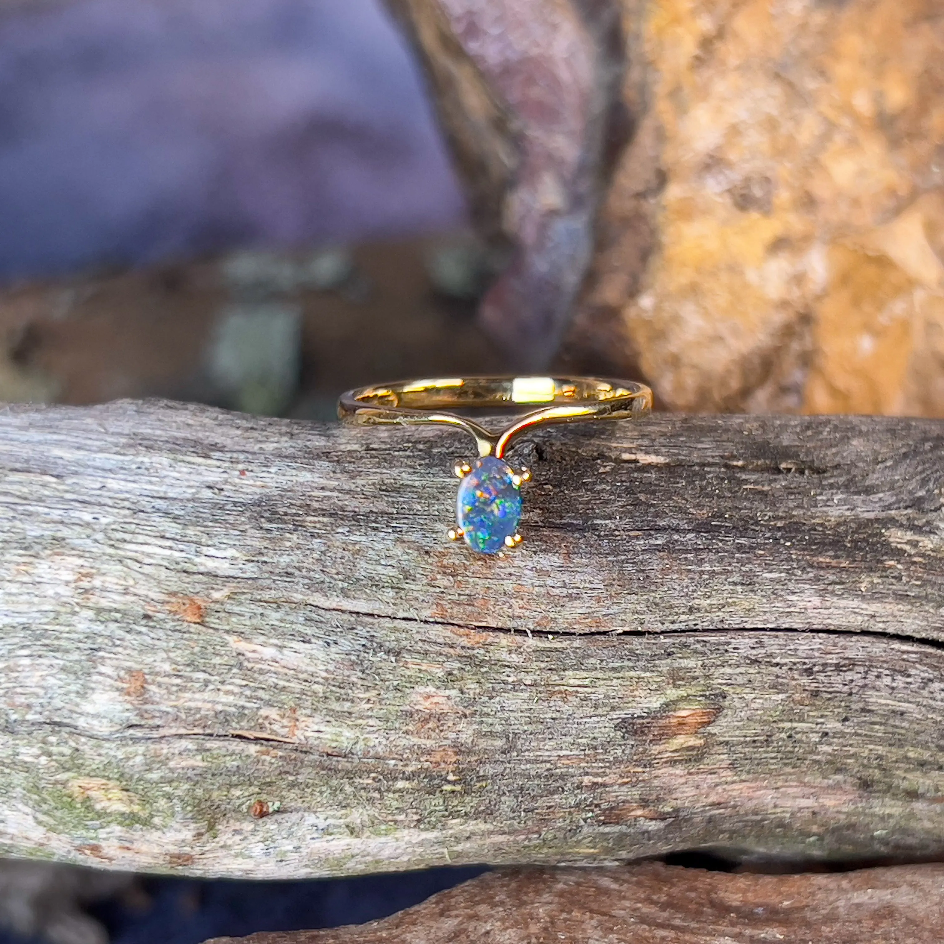 18kt Yellow Gold Black Opal 0.15ct shaped band