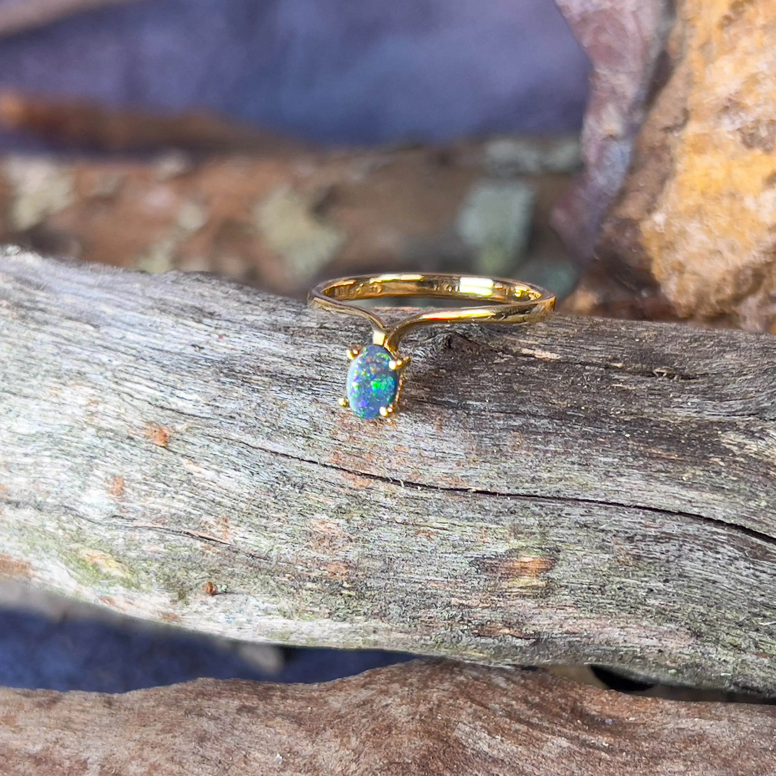 18kt Yellow Gold Black Opal 0.15ct shaped band