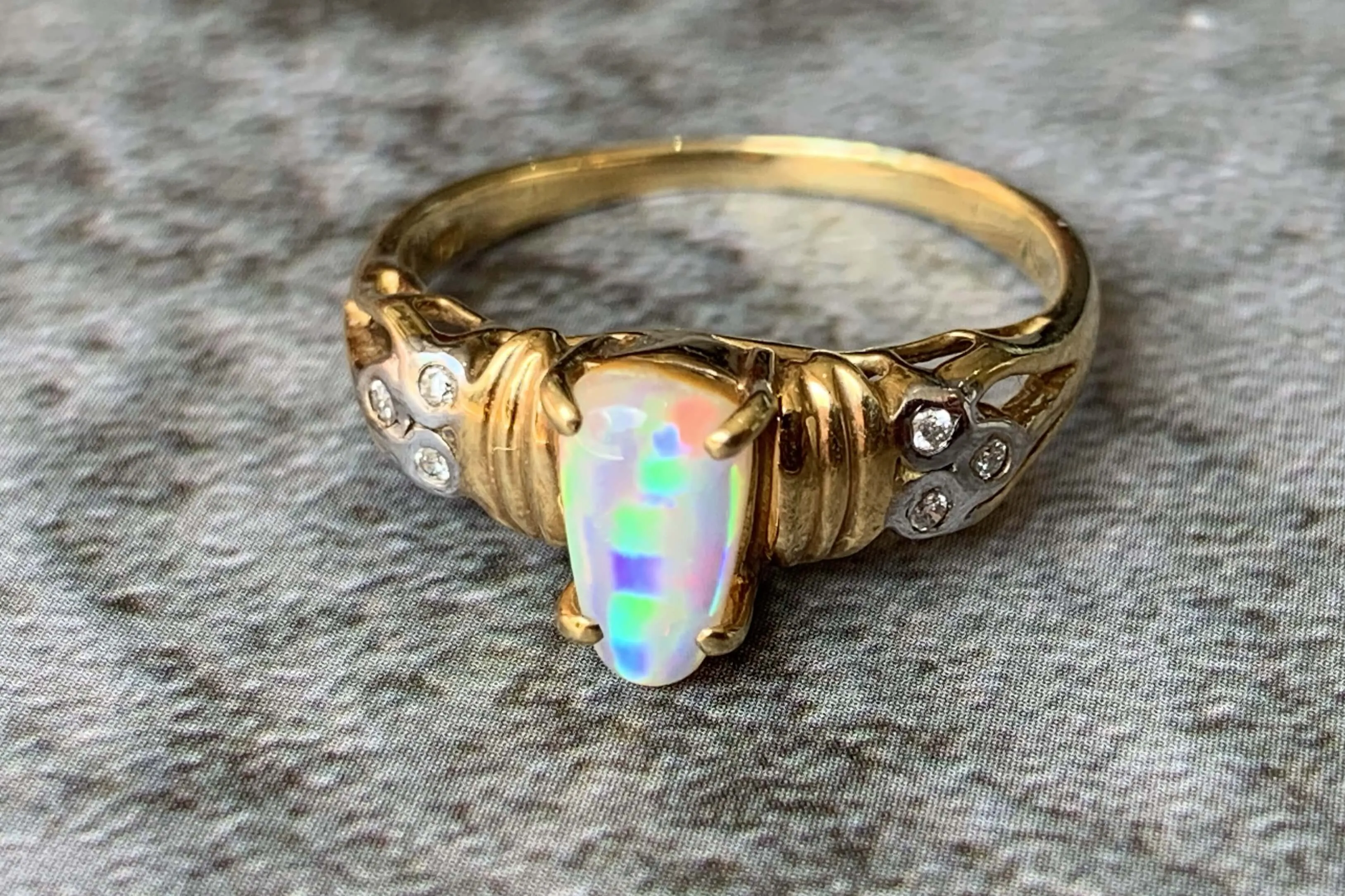 18kt Yellow Gold Fire Opal and Diamond ring