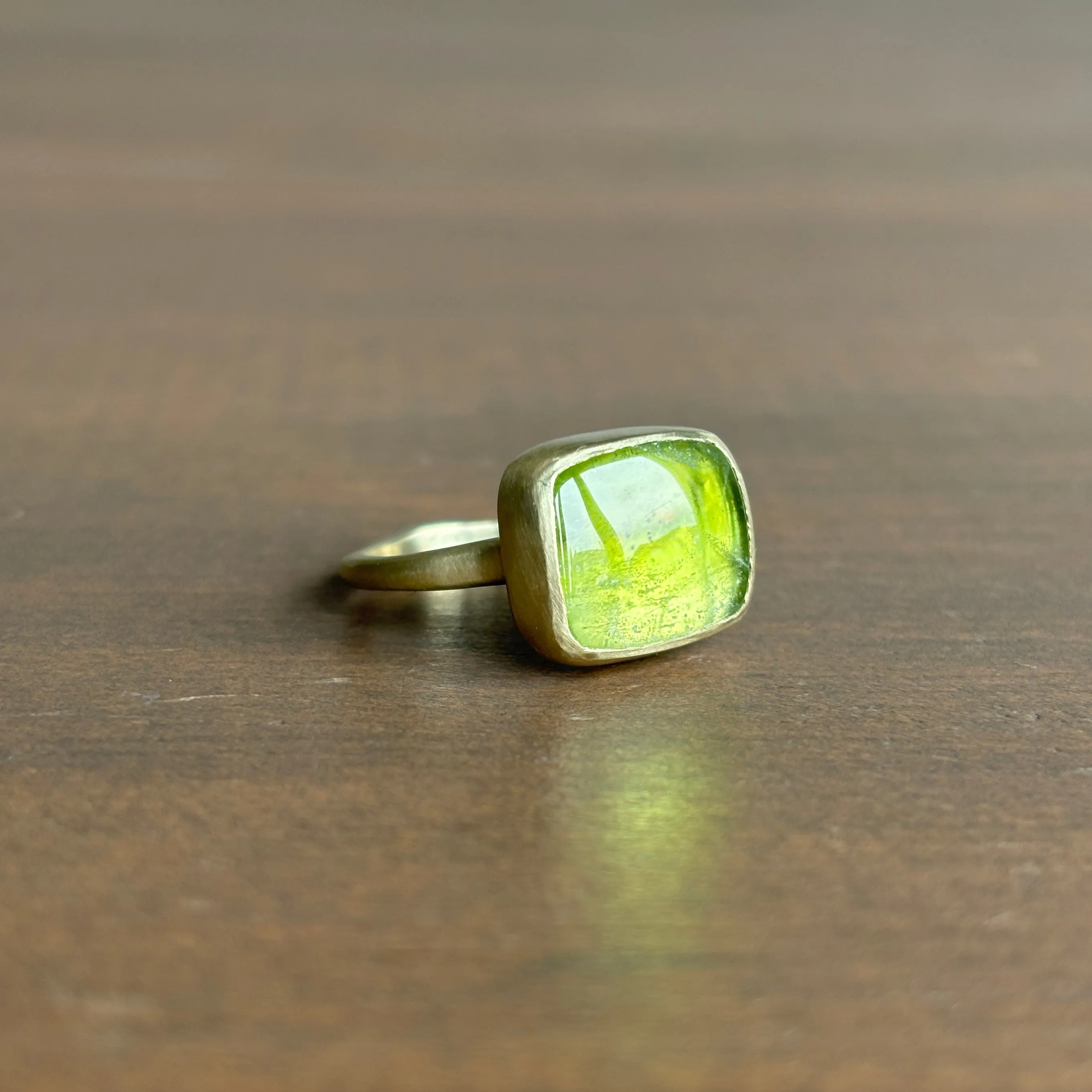 Peridot Cabochon Corazon Ring