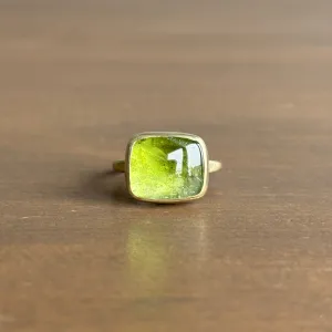 Peridot Cabochon Corazon Ring
