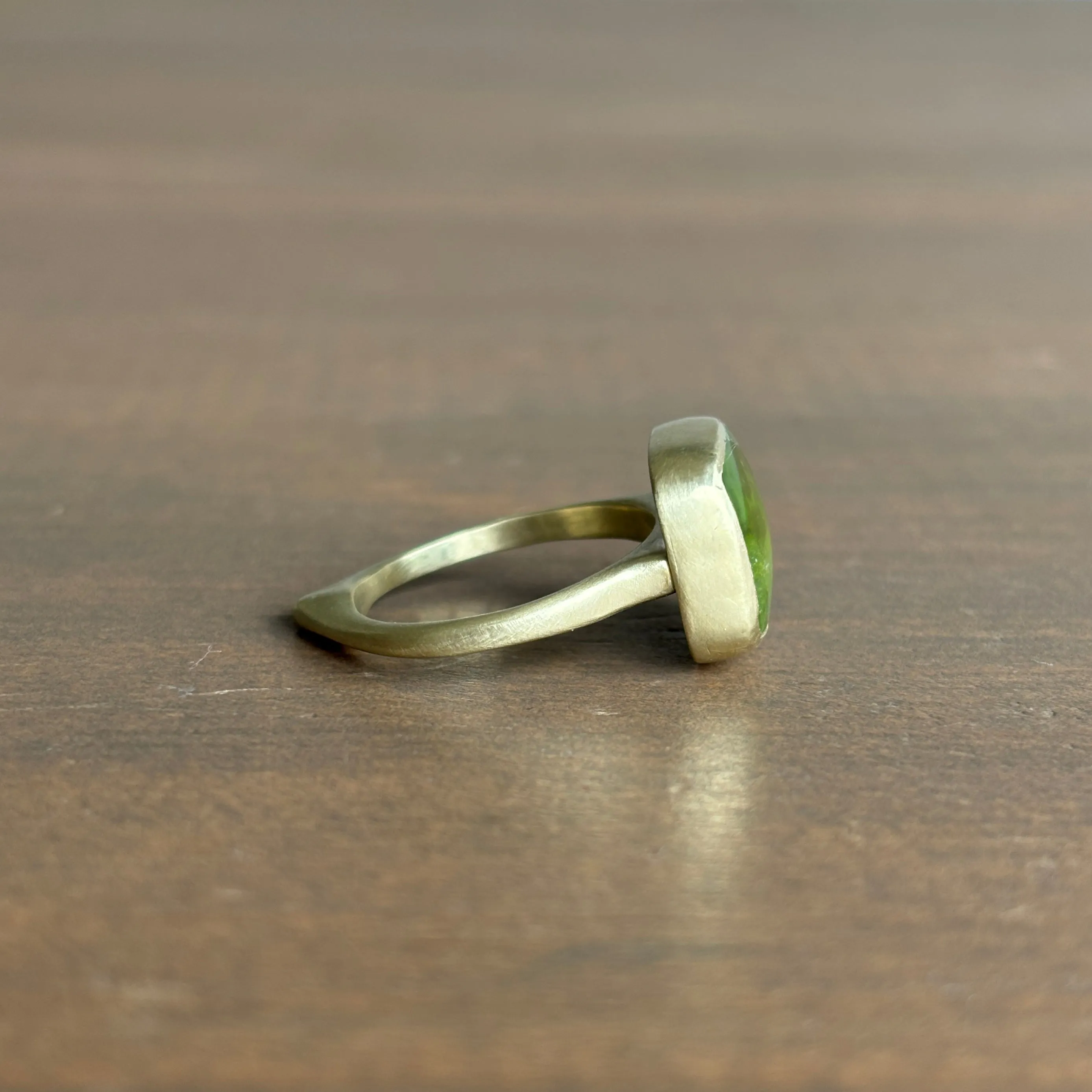 Peridot Cabochon Corazon Ring