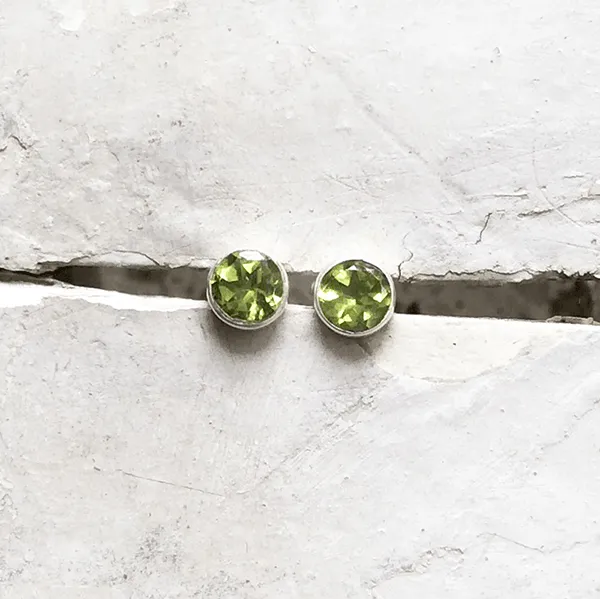 Peridot Round Facetted Silver Stud