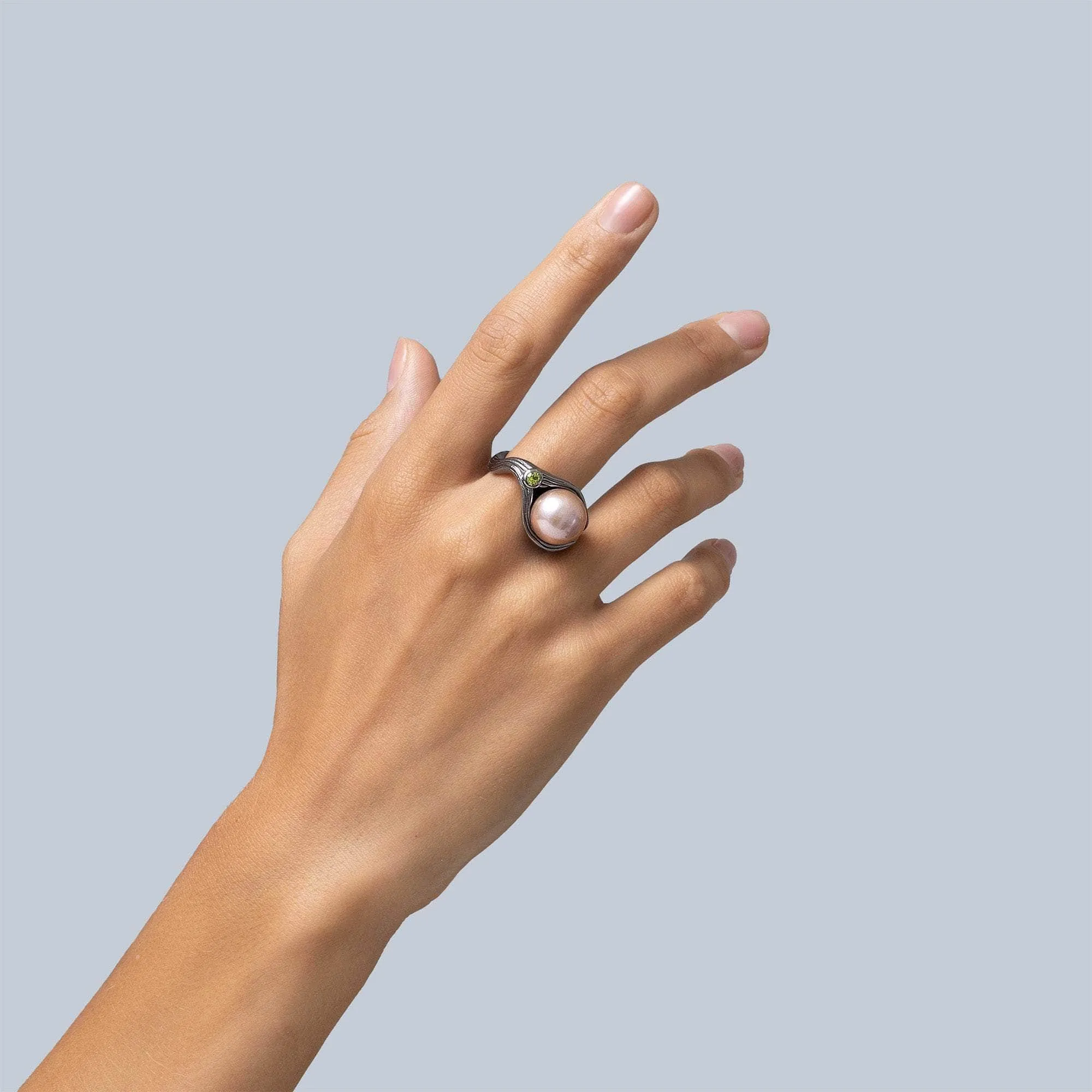 Redon Purple Pearl and Peridot Ring (Black Ruthenium)