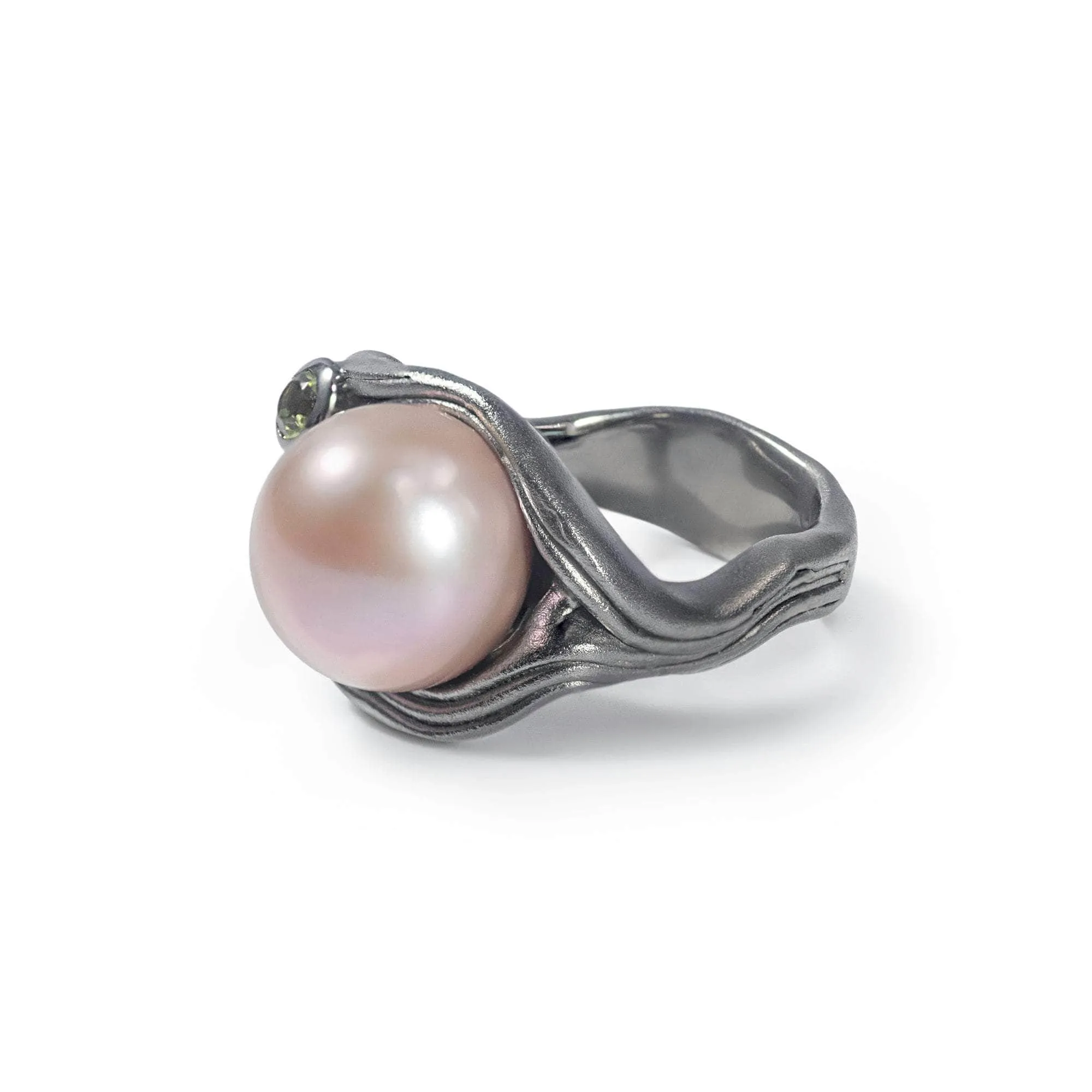Redon Purple Pearl and Peridot Ring (Black Ruthenium)