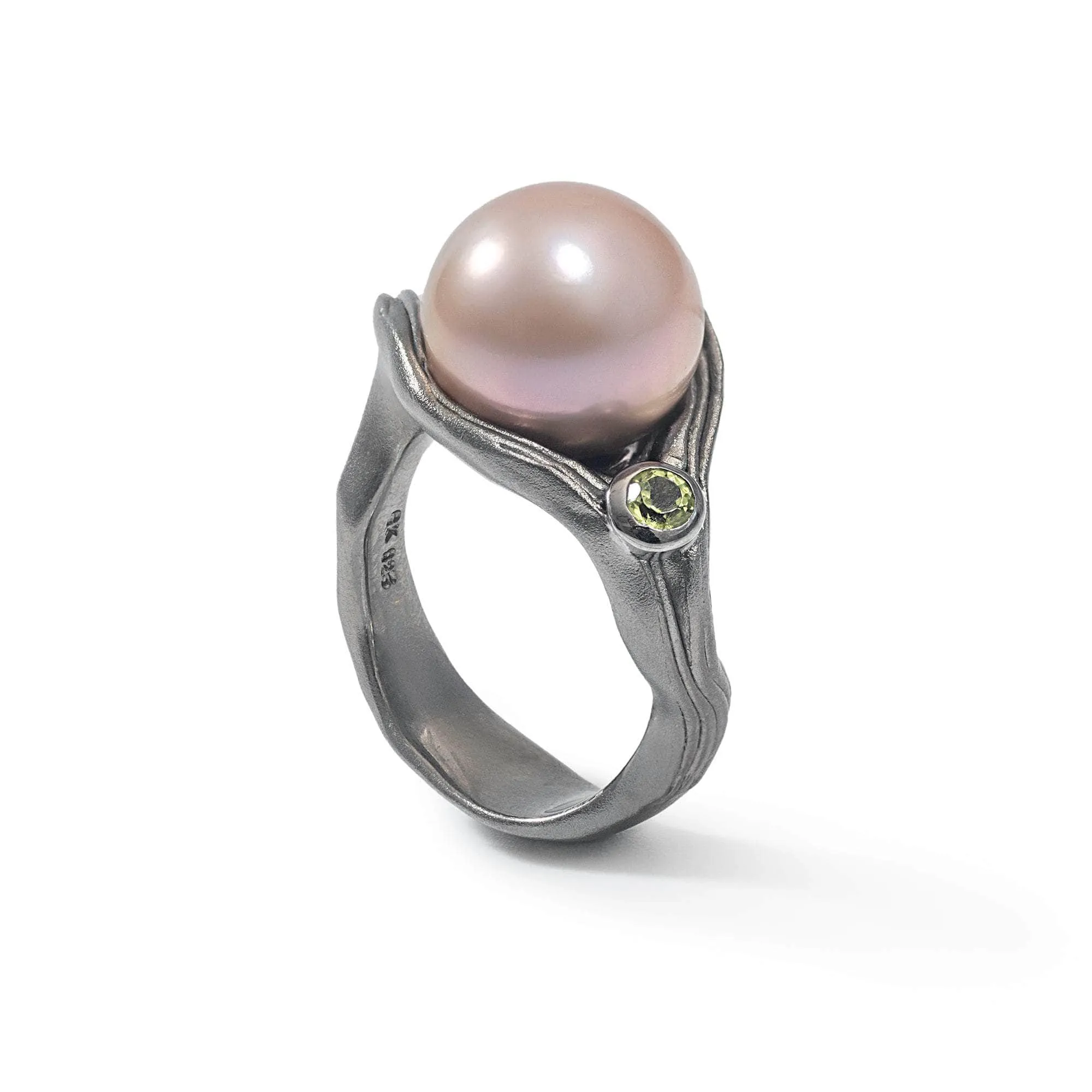 Redon Purple Pearl and Peridot Ring (Black Ruthenium)
