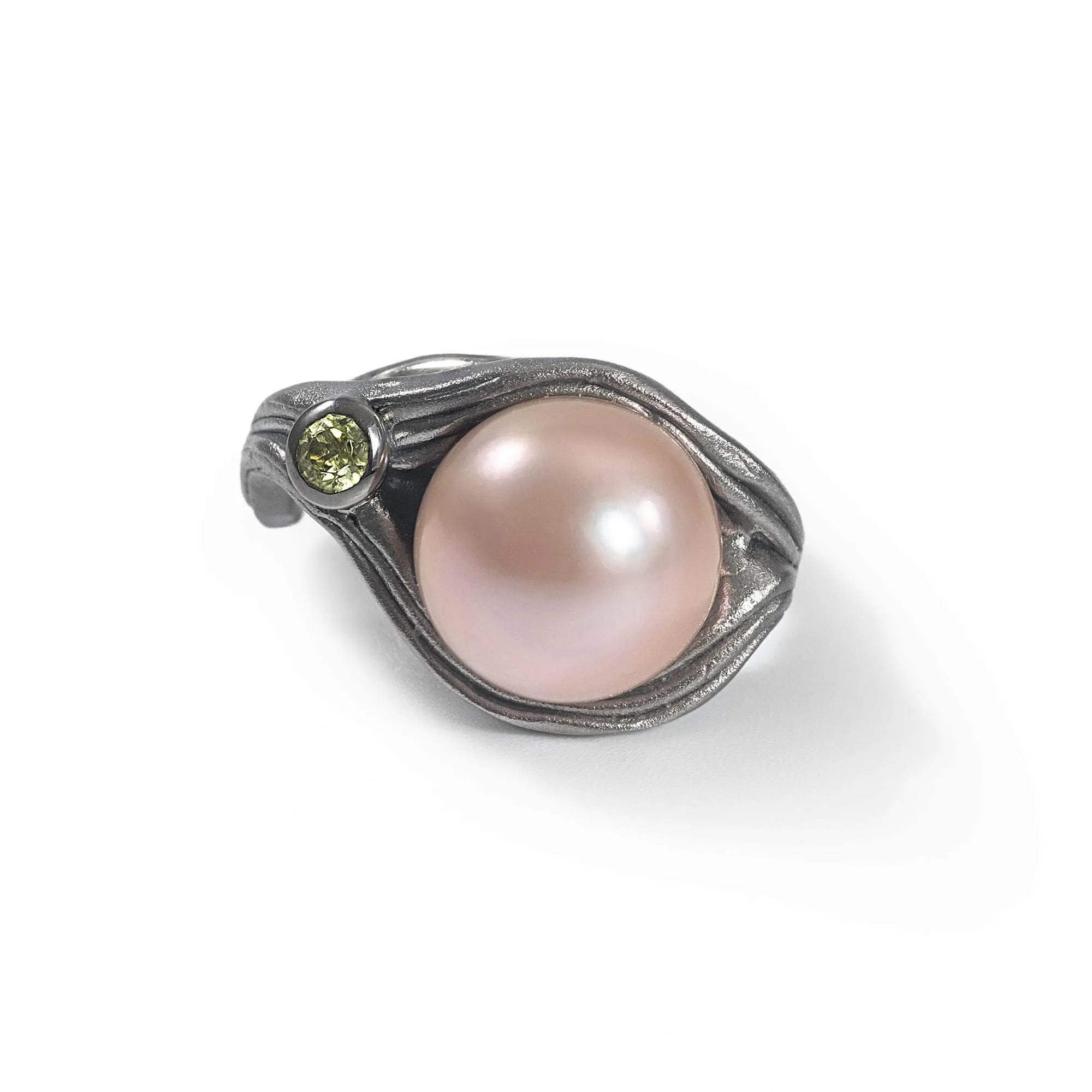 Redon Purple Pearl and Peridot Ring (Black Ruthenium)