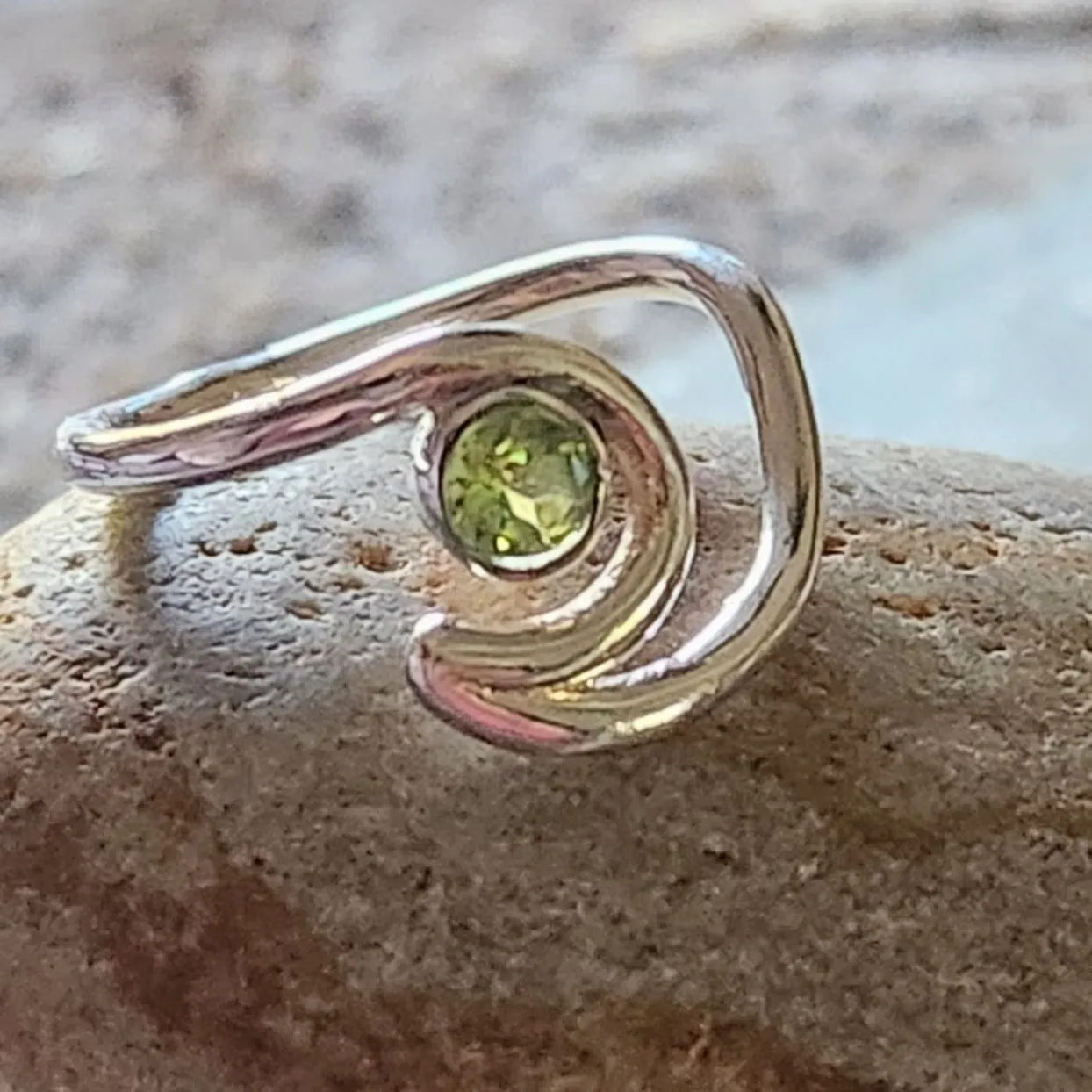 WAVE OF PROSPERITY - PERIDOT 925 WAVE RING