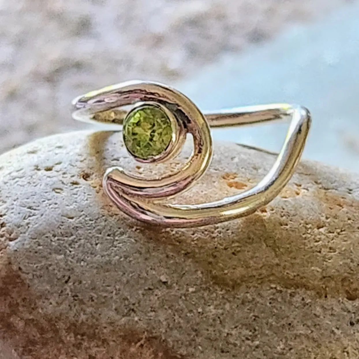 WAVE OF PROSPERITY - PERIDOT 925 WAVE RING