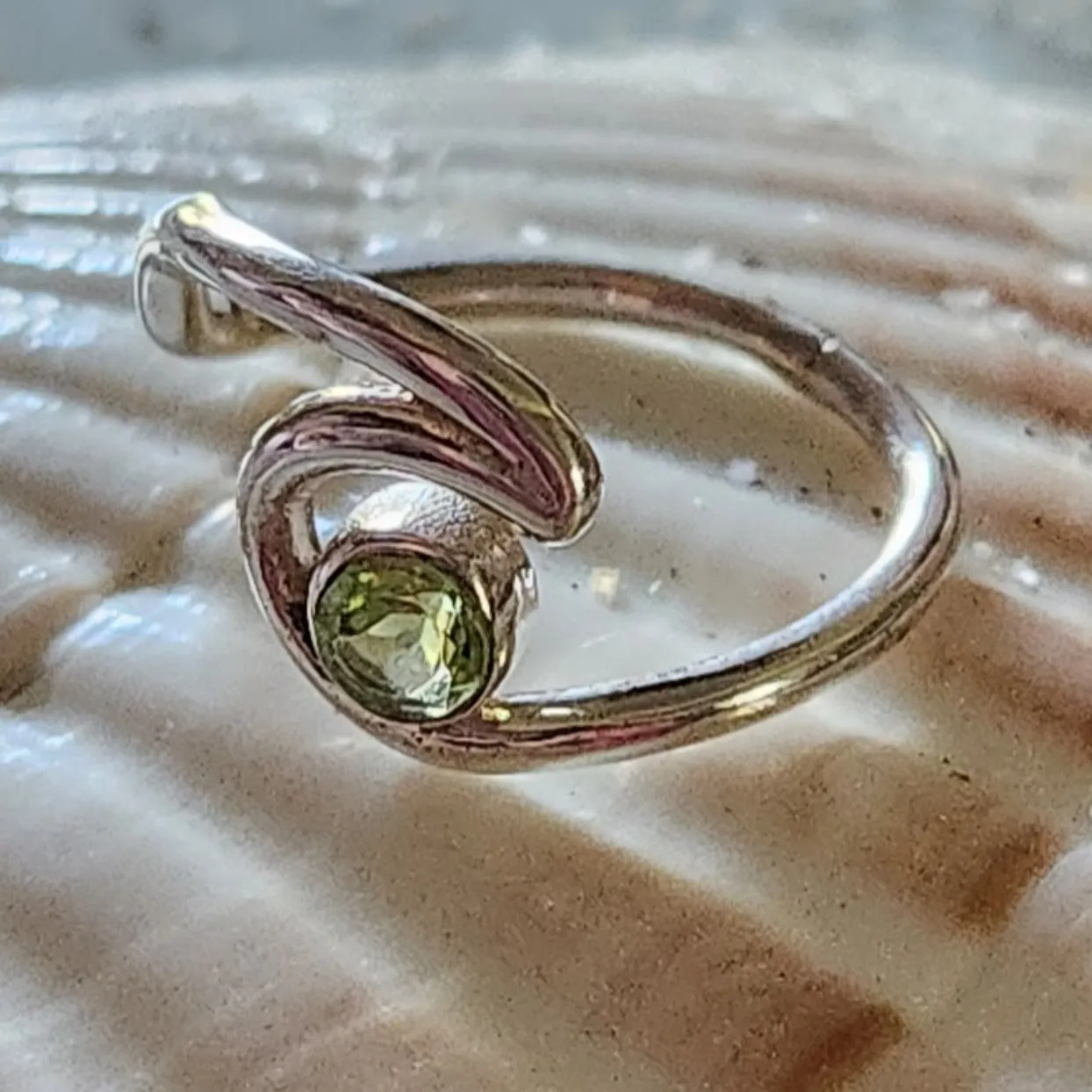 WAVE OF PROSPERITY - PERIDOT 925 WAVE RING